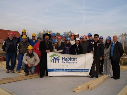 11 elevi străini au venit la Beiuş să construiască o casă pentru o familie săracă